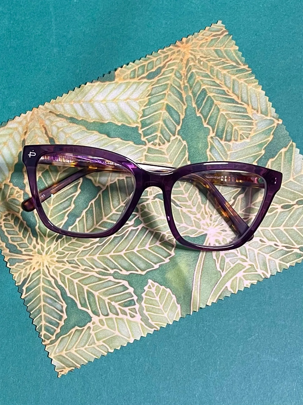 Green Horsechestnut Leaves  Glasses Cover & Cleaning Cloth - slip-on padded washable cover and microfibre cloth for glasses.